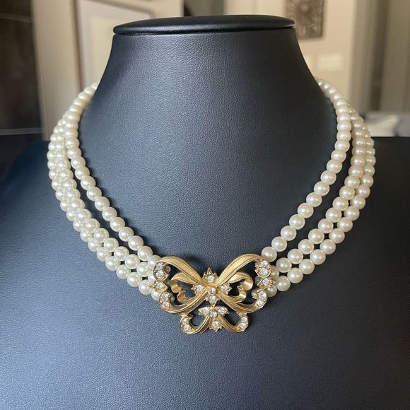 Vintage Avon Three Strand Faux Pearl Butterfly Choker Necklace 14-17” Book Piece - Picture 6 of 8